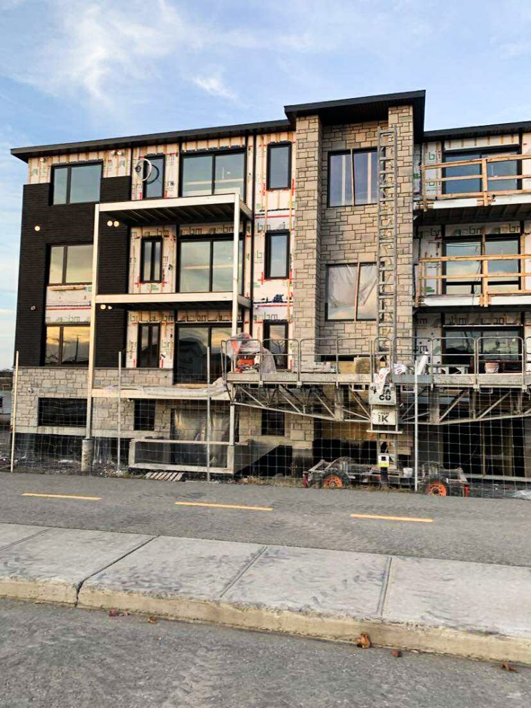 Pose de briques et pierres 24 logements Rimouski