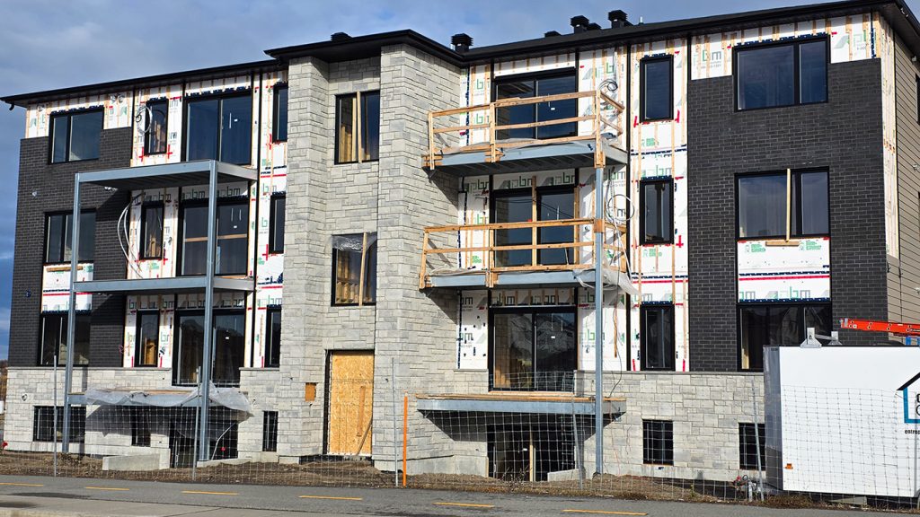 Pose de briques et pierres 24 logements Rimouski