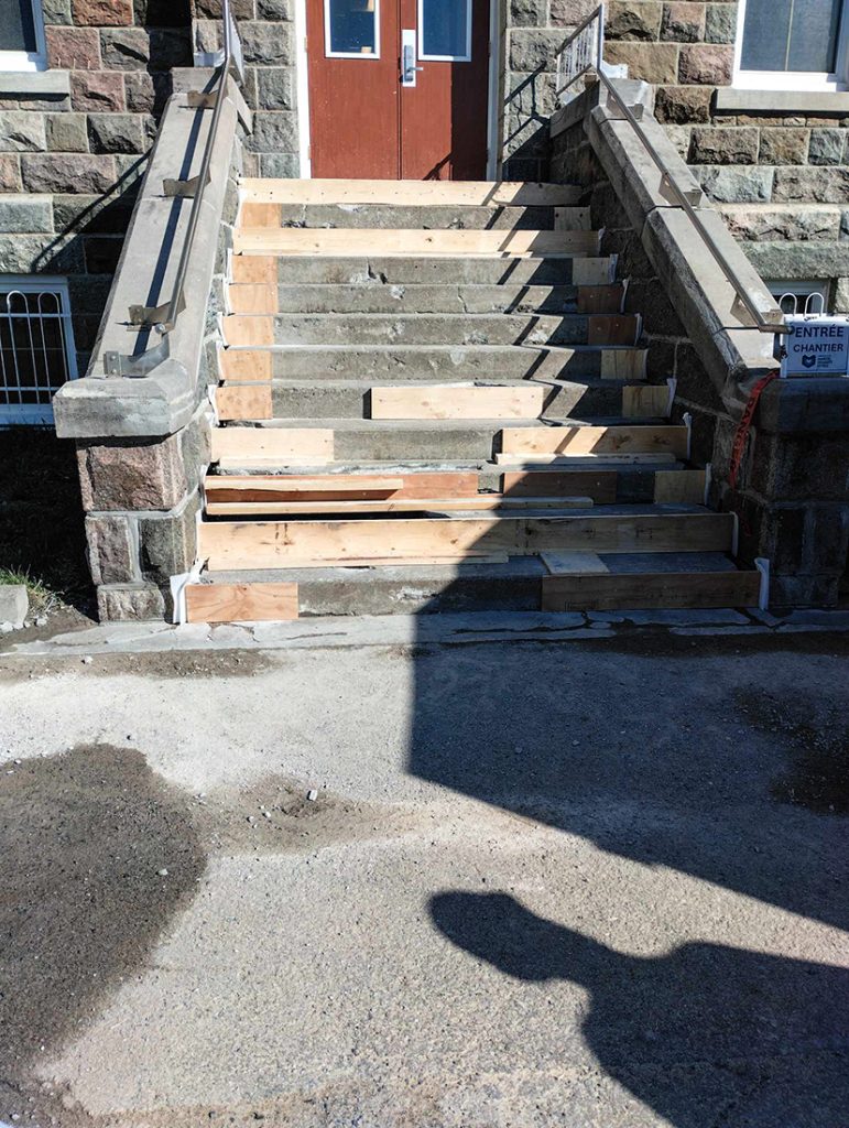 Réparation de marche en béton 44 logements Rimouski