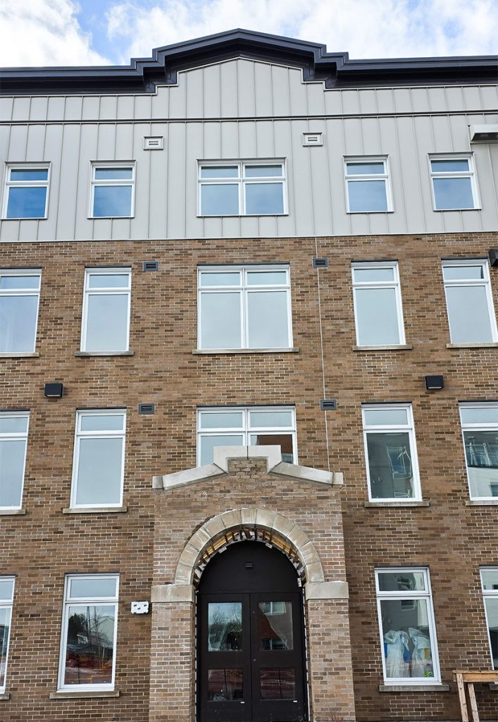 Pose de briques et construction d'une arche avec pierre calcaire 47 logements Rimouski