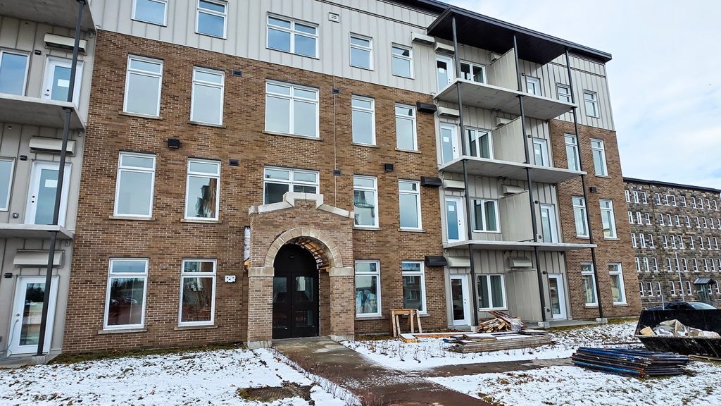 Pose de briques et construction d'une arche avec pierre calcaire 47 logements Rimouski