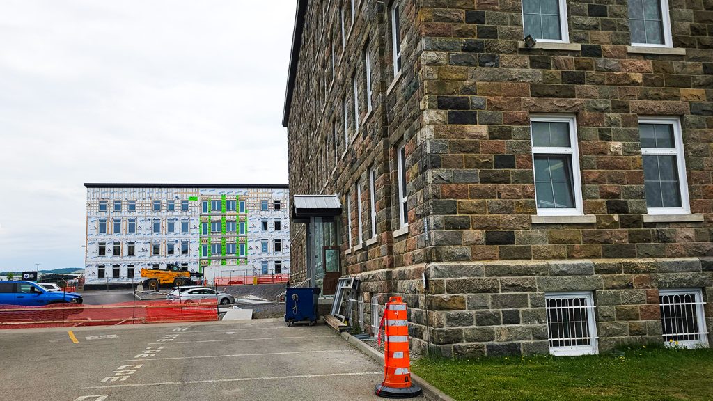 Pose de briques et construction d'une arche avec pierre calcaire 47 logements Rimouski
