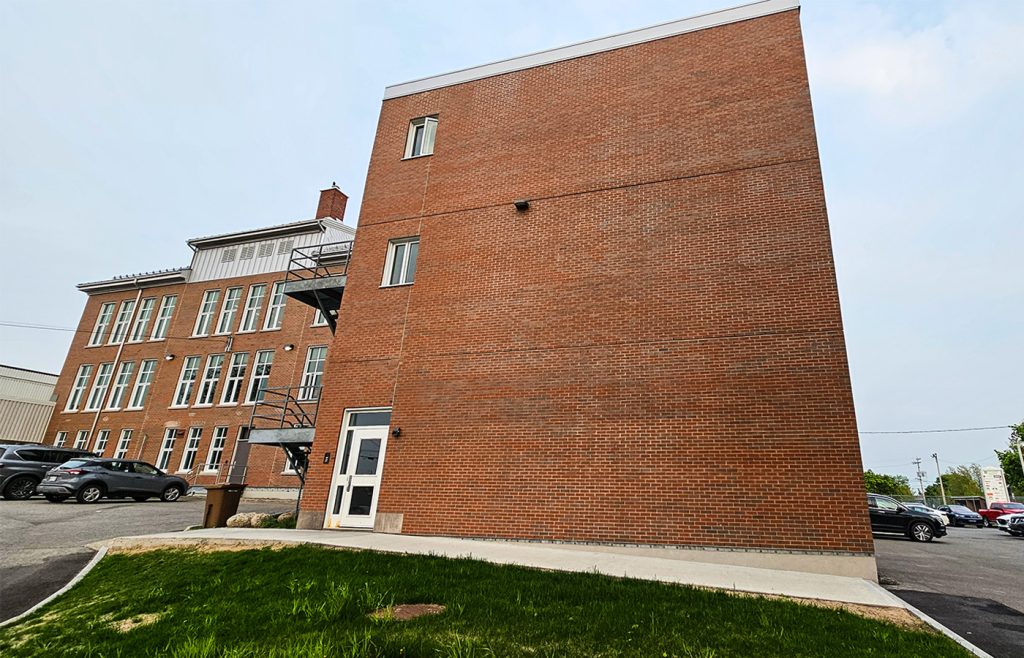 Pose de briques à l'École La Croisée 1, Rivière-du-Loup