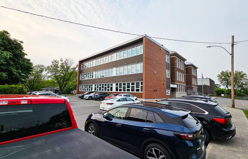Pose de briques à l'École La Croisée 1, Rivière-du-Loup