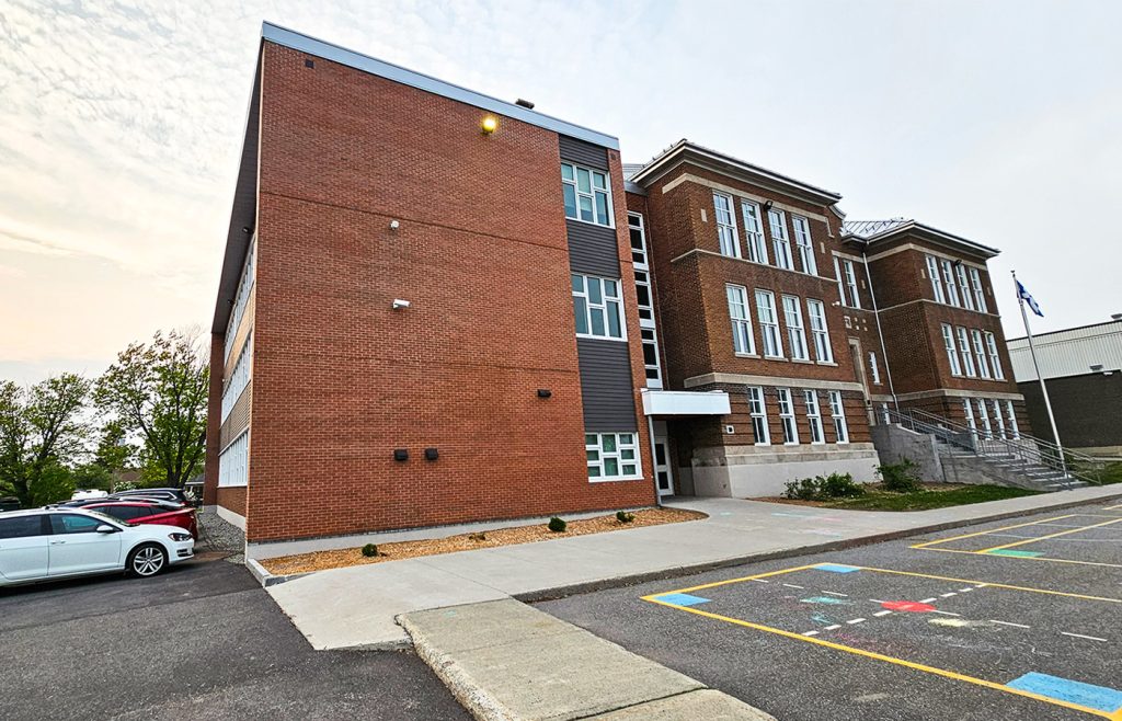 Pose de briques à l'École La Croisée 1, Rivière-du-Loup