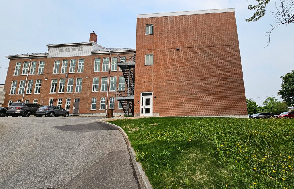 Pose de briques à l'École La Croisée 1, Rivière-du-Loup